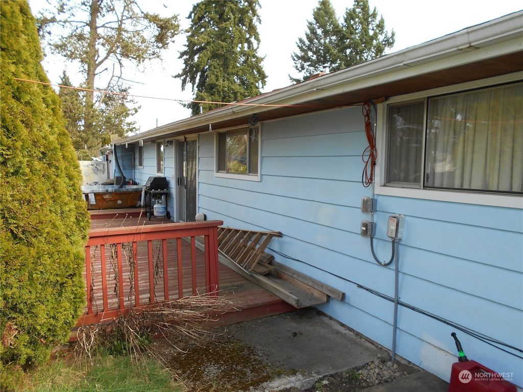 Photo of 217 78th Place SW, Everett, WA 98203 (MLS # 2229403)