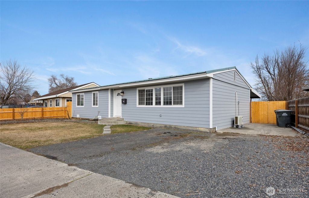 Photo of 1457 W Lee Street, Moses Lake, WA 98837 (MLS # 2480806)