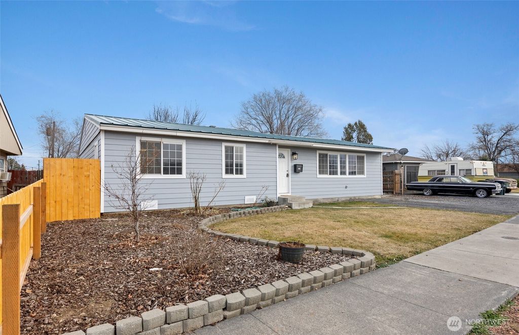 Photo of 1457 W Lee Street, Moses Lake, WA 98837 (MLS # 2480806)