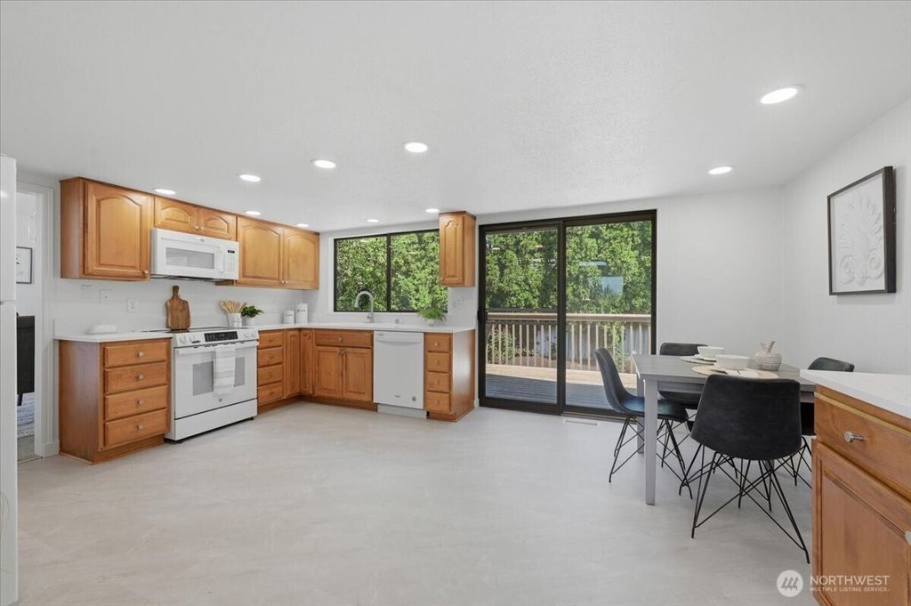 Photo of 12214 NE 138th Place, Kirkland, WA 98034 (MLS # 2521723)
