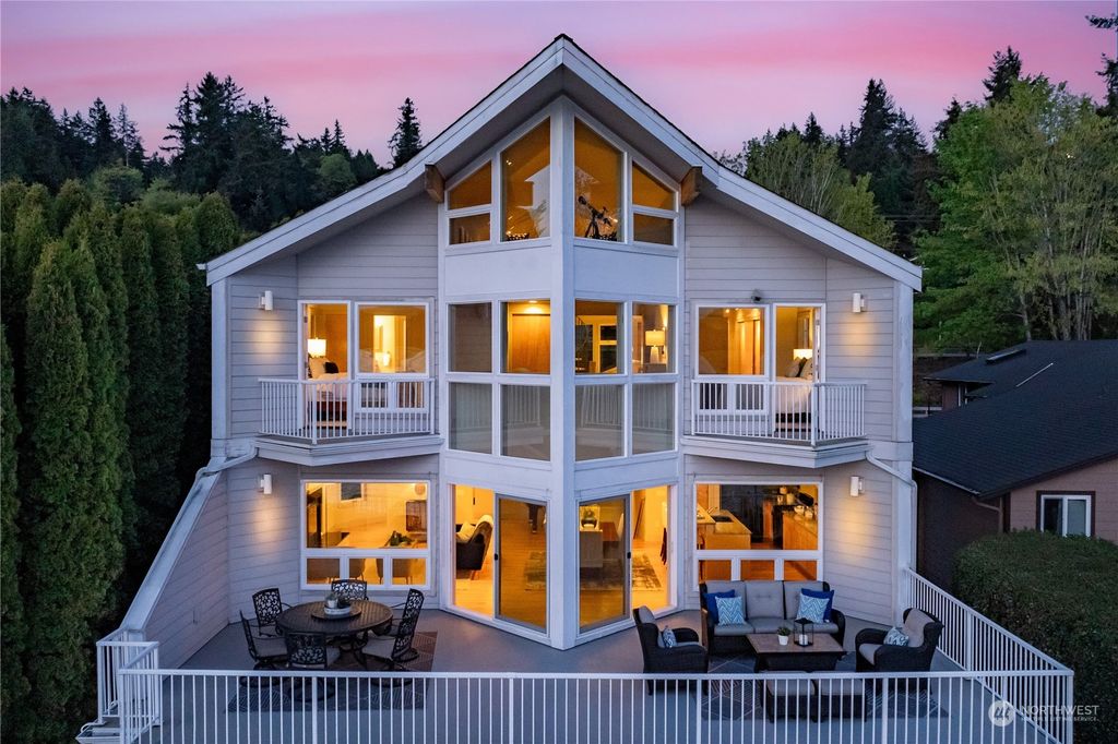 Photo of 449 E Lake Sammamish Parkway NE, Sammamish, WA 98074 (MLS # 2228337)