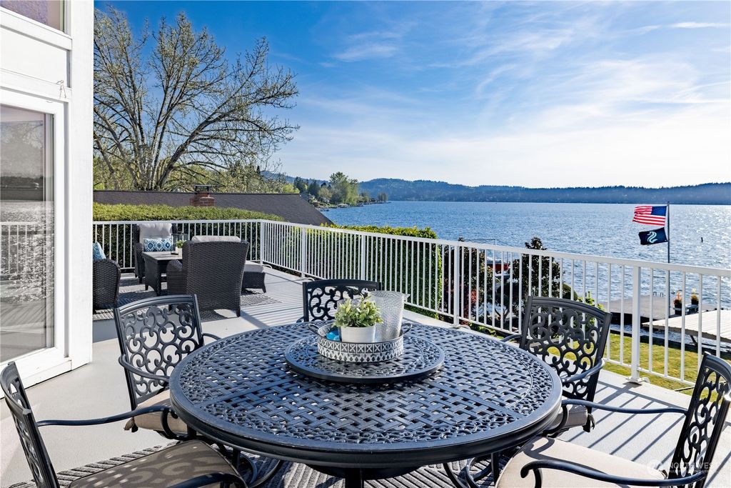 Photo of 449 E Lake Sammamish Parkway NE, Sammamish, WA 98074 (MLS # 2228337)