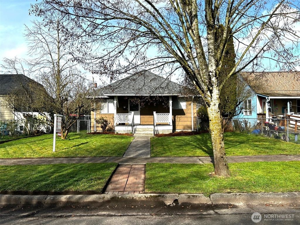 Photo of 537 16th Ave, Longview, WA 98632 (MLS # 2469871)
