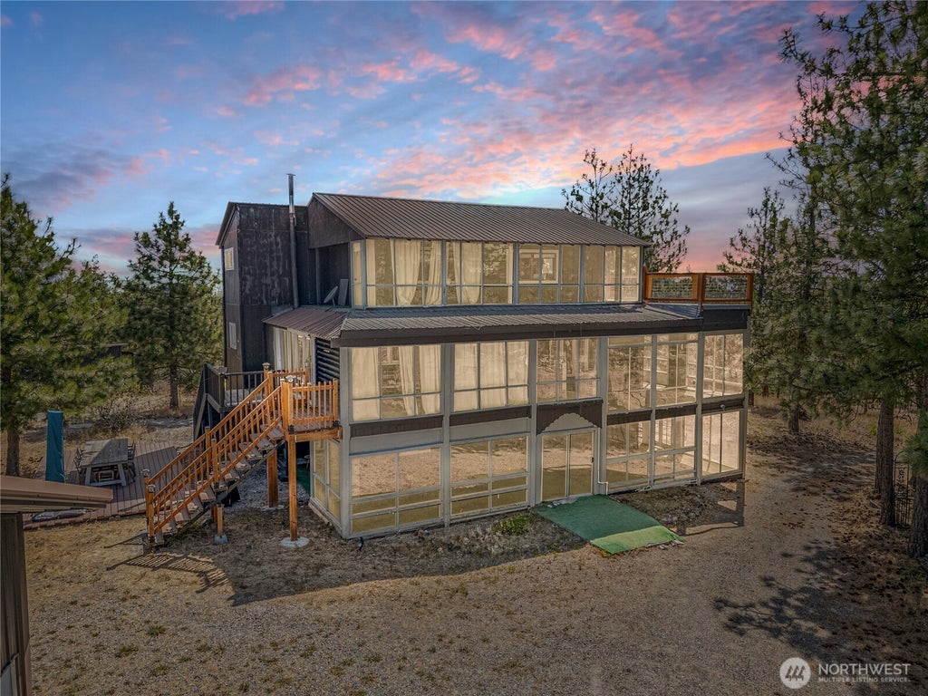 Photo of 107 Pioneer Lane, East Wenatchee, WA 98802 (MLS # 2557111)