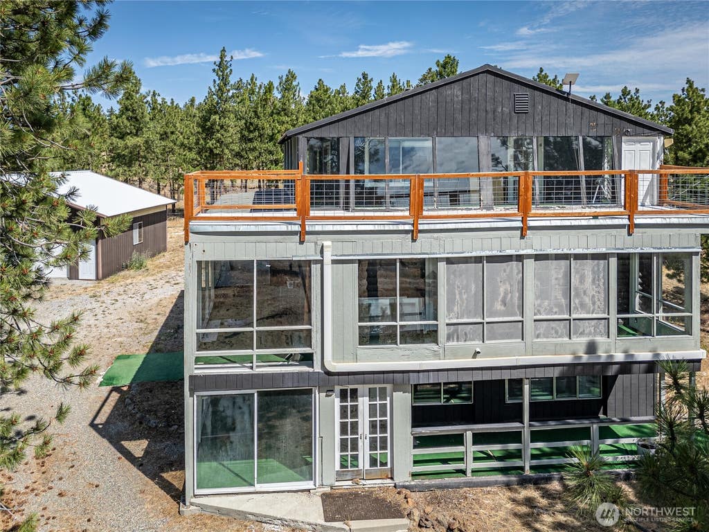 Photo of 107 Pioneer Lane, East Wenatchee, WA 98802 (MLS # 2557111)