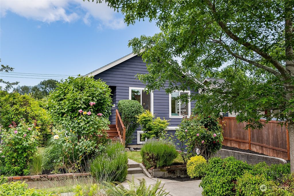 Photo of 5417 25th Avenue SW, Seattle, WA 98106 (MLS # 2250267)