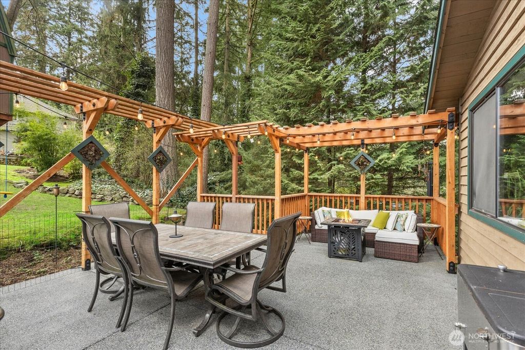 Photo of 18421 Larch Way, Lynnwood, WA 98037 (MLS # 2342885)