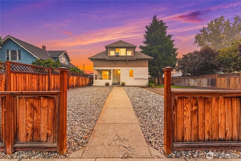 Photo of 113 N Cleveland Avenue, Wenatchee, WA 98801 (MLS # 2564337)