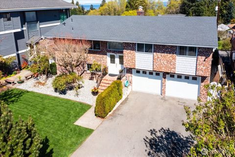 Photo of 944 Maple Street, Edmonds, WA 98020 (MLS # 2502431)