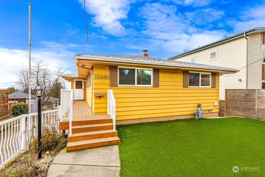 Photo of 11421 21st Avenue SW, Seattle, WA 98146 (MLS # 2201466)