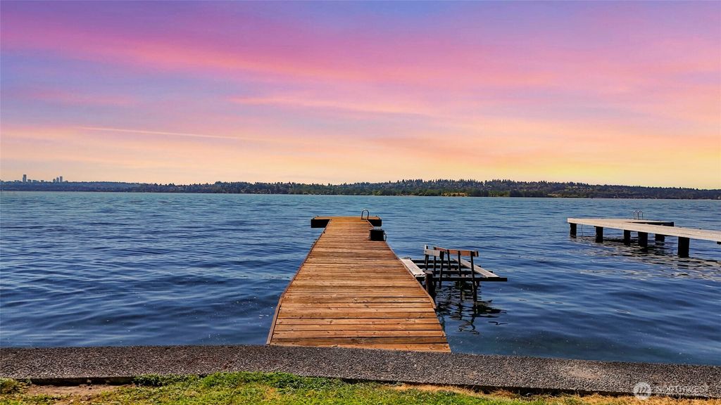Photo of 409 5th Avenue W, Kirkland, WA 98033 (MLS # 2410387)