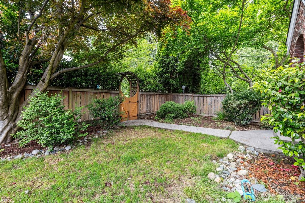 Photo of 6026 35th Avenue NE, Seattle, WA 98115 (MLS # 2417486)