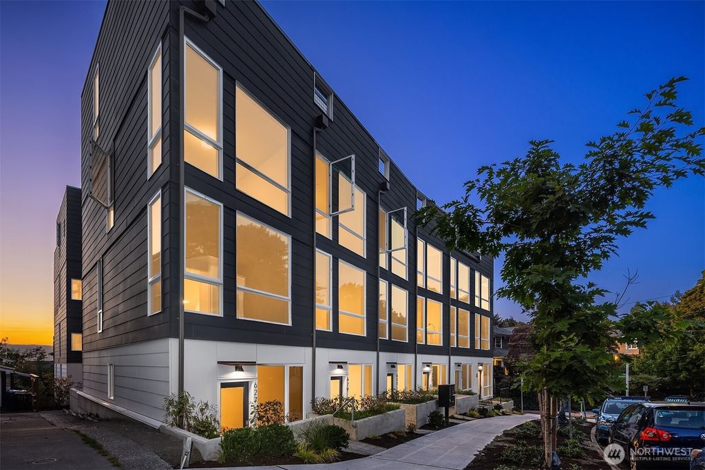 Photo of 627 13th Avenue E, Seattle, WA 98102 (MLS # 2434171)