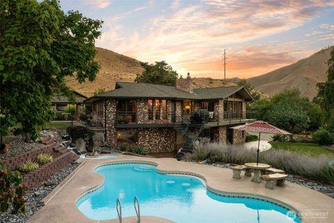 Photo of 1701 Skyline Drive, Wenatchee, WA 98801 (MLS # 2420702)