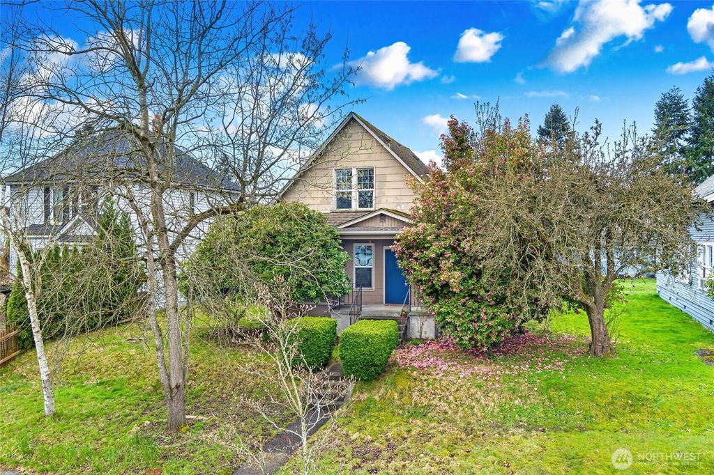 Photo of 2418 Chestnut Street, Everett, WA 98201 (MLS # 2346039)