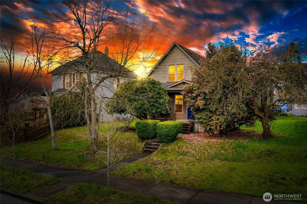Photo of 2418 Chestnut Street, Everett, WA 98201 (MLS # 2346039)