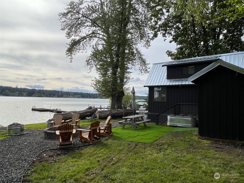 Photo of 3837 E Lake Sammamish Parkway NE, Sammamish, WA 98075 (MLS # 2011073)