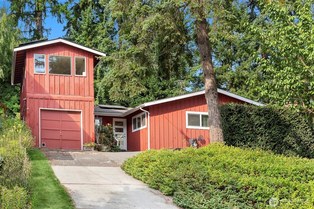 Photo of 2020 NE 102nd Street, Seattle, WA 98125 (MLS # 2431364)
