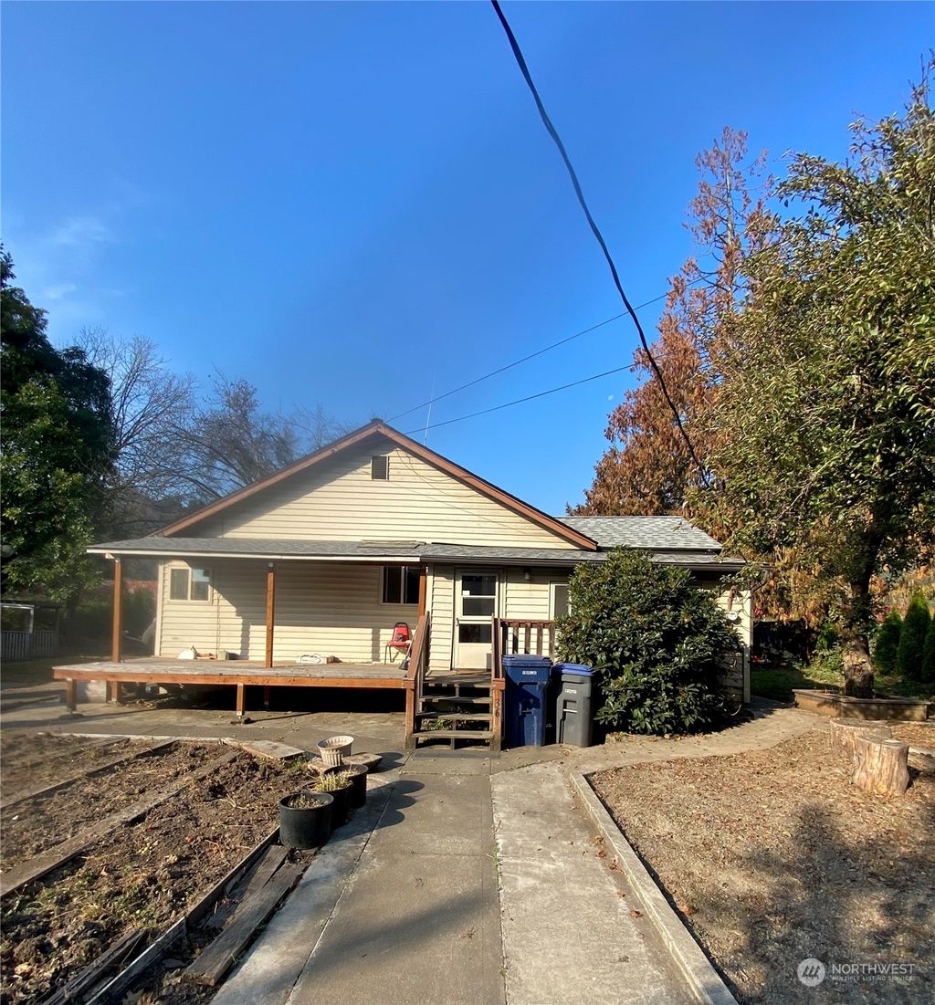 Photo of 36 10th Avenue N, Algona, WA 98001 (MLS # 2013993)