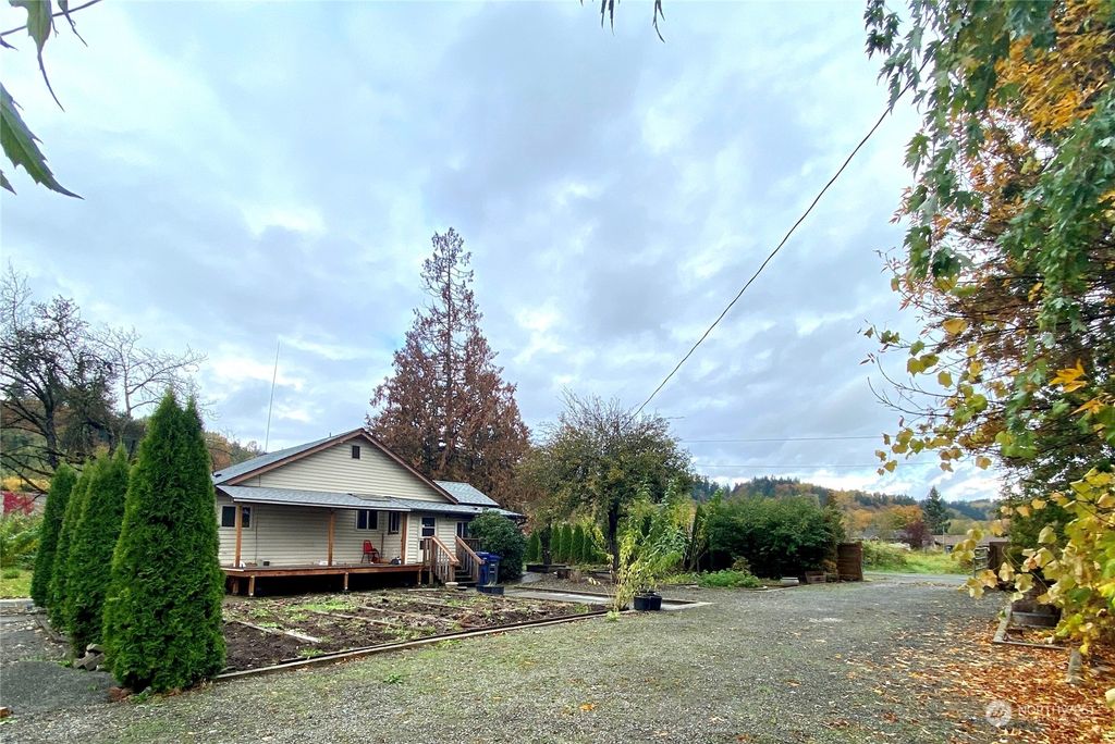 Photo of 36 10th Avenue N, Algona, WA 98001 (MLS # 2013993)