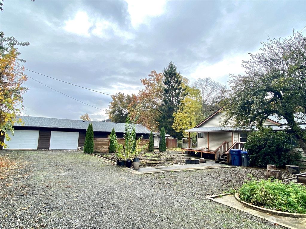 Photo of 36 10th Avenue N, Algona, WA 98001 (MLS # 2013993)