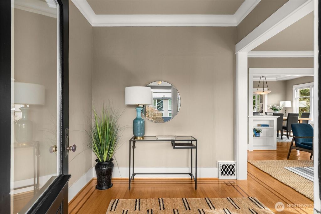 Photo of 2218 Nob Hill Avenue N, Seattle, WA 98109 (MLS # 2346030)