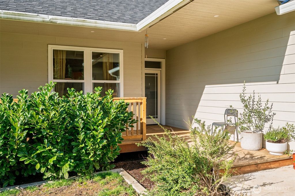 Photo of 644 Spirit Lake Highway, Castle Rock, WA 98611 (MLS # 2479431)