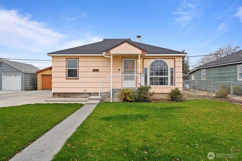 Photo of 123 F Street NE, Ephrata, WA 98823 (MLS # 2458258)