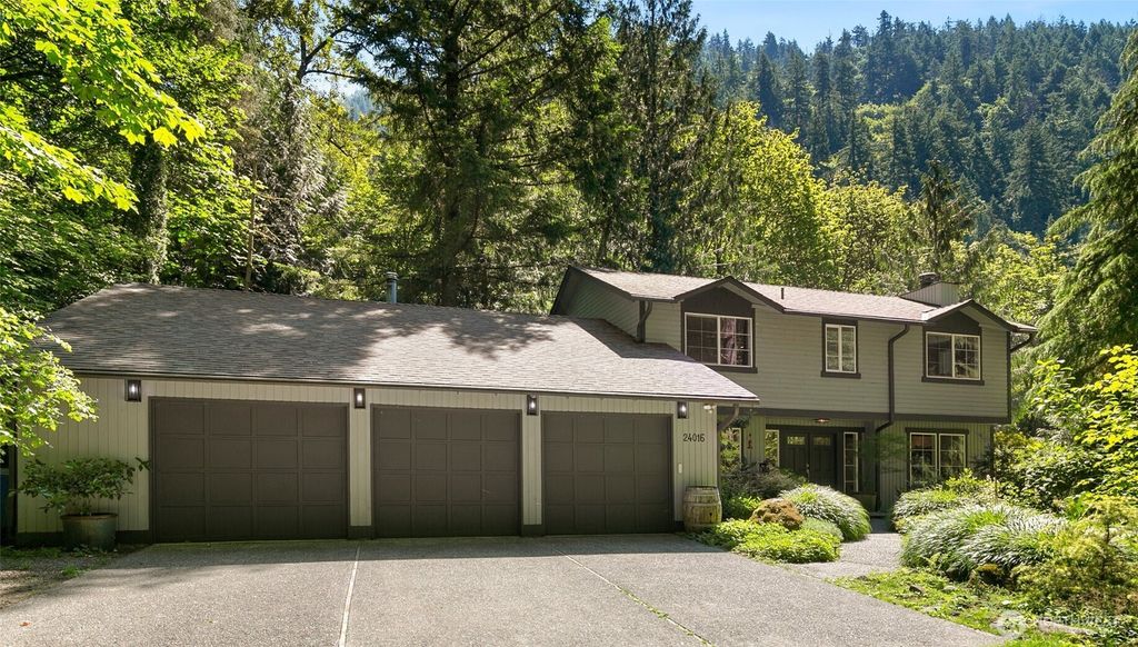 Photo of 24016 SE 111th Street, Issaquah, WA 98027 (MLS # 2392279)