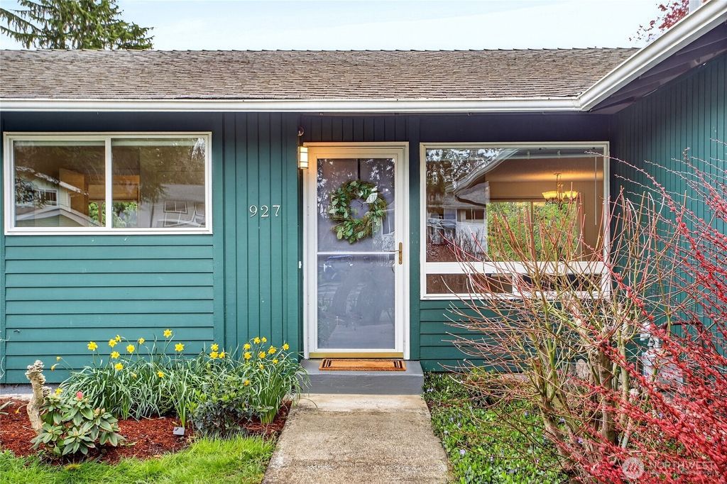 Photo of 927 S 240th Place, Des Moines, WA 98198 (MLS # 2501574)