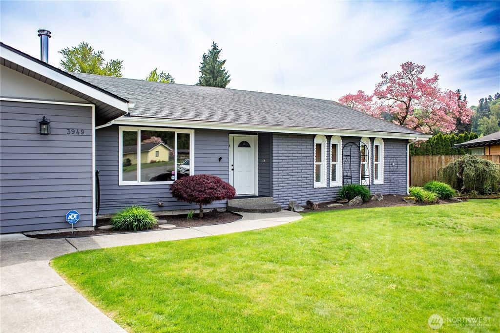 Photo of 3949 SE 10th Place, Renton, WA 98058 (MLS # 2518233)