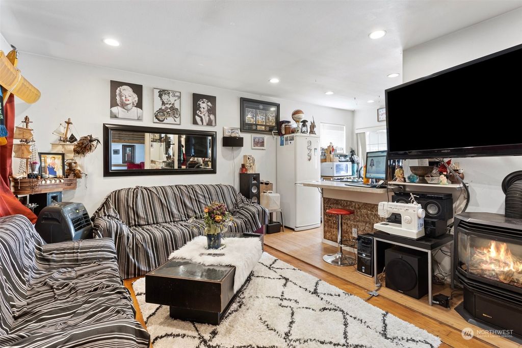 Photo of 250 SW 116th Street, Seattle, WA 98146 (MLS # 2101737)