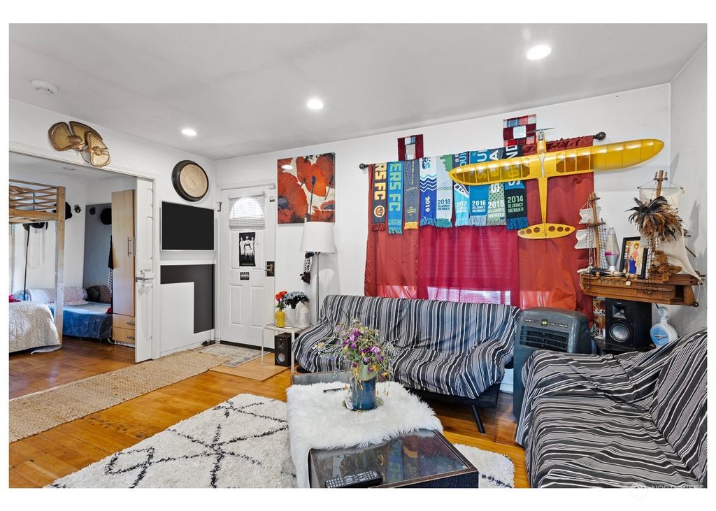 Photo of 250 SW 116th Street, Seattle, WA 98146 (MLS # 2101737)