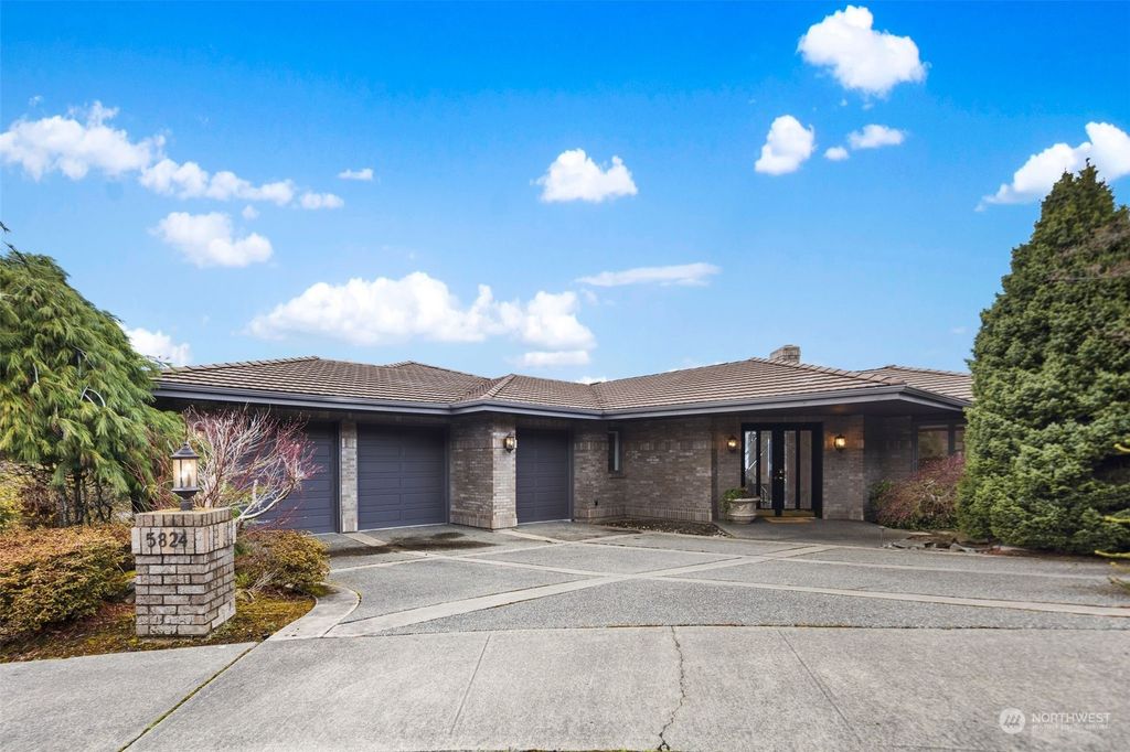 Photo of 5824 168th Place SE, Bellevue, WA 98006 (MLS # 2068574)