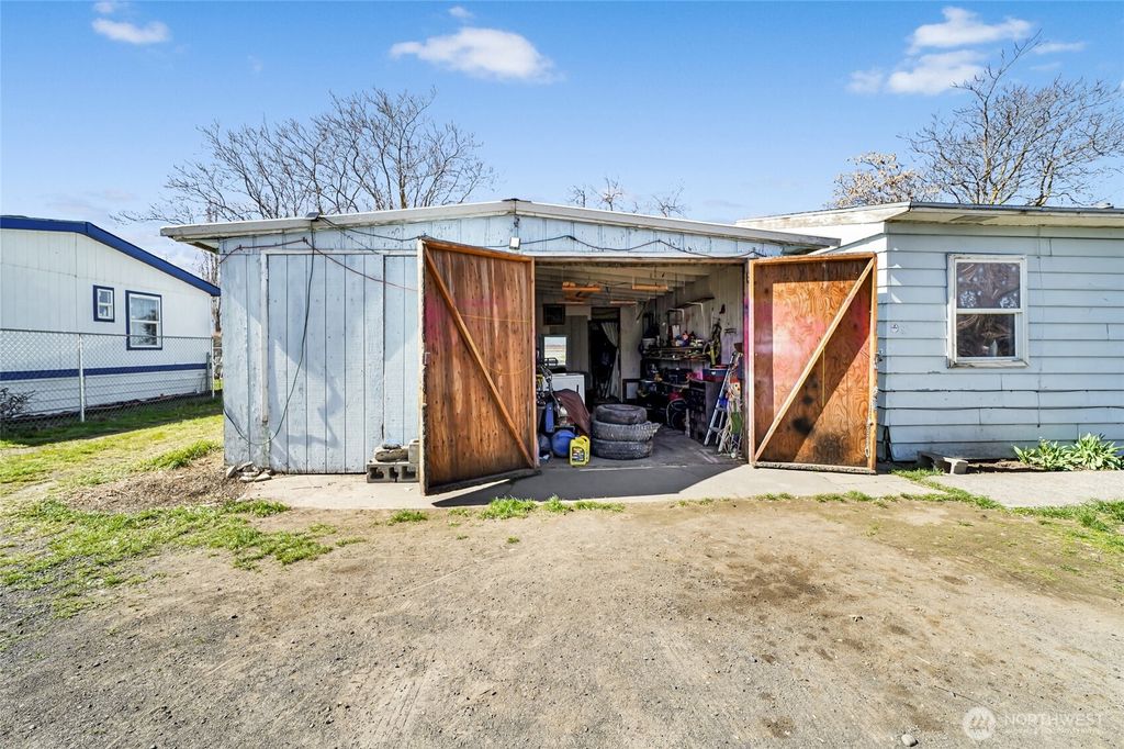 Photo of 4064 Airway Drive NE, Moses Lake, WA 98837 (MLS # 2502558)