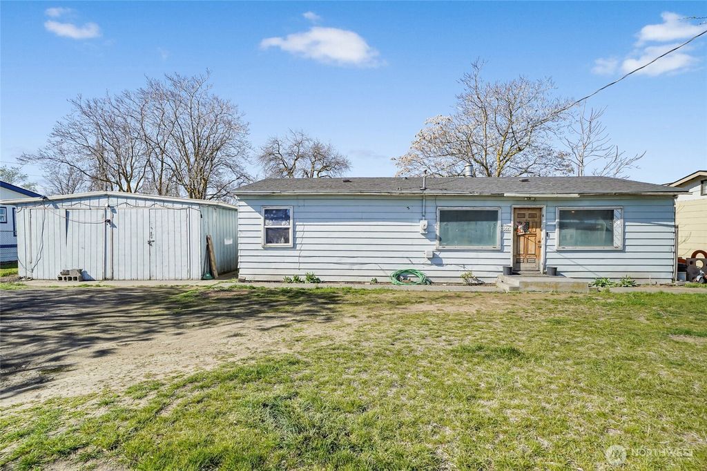 Photo of 4064 Airway Drive NE, Moses Lake, WA 98837 (MLS # 2502558)