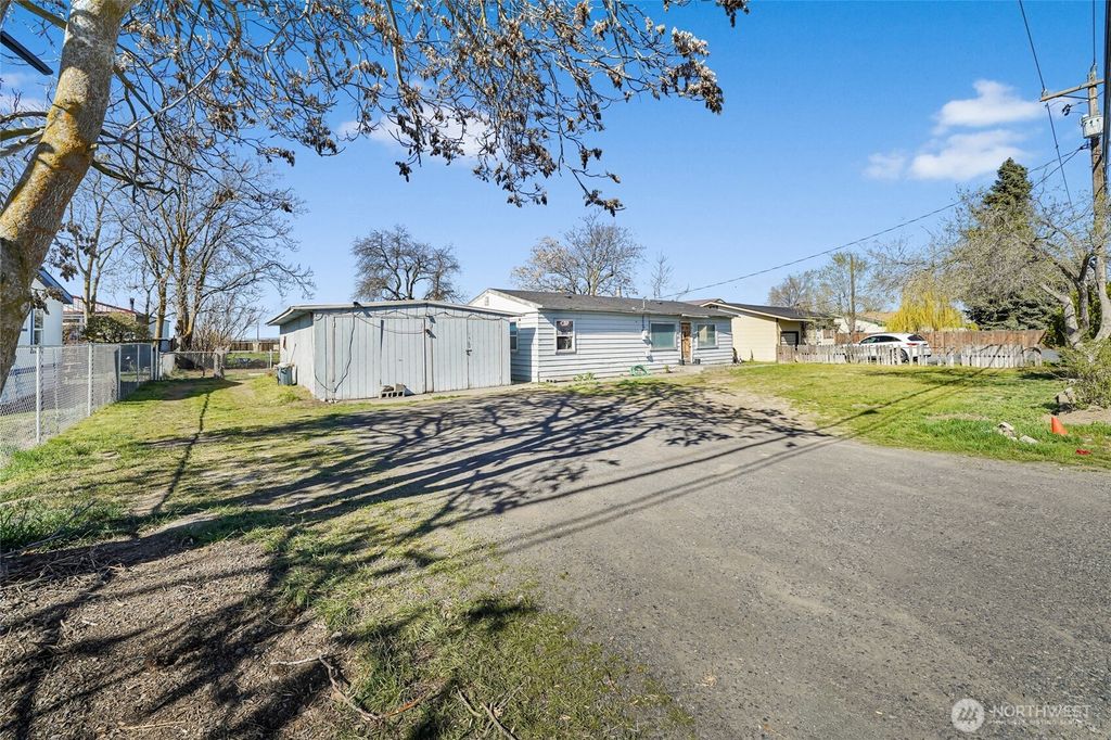 Photo of 4064 Airway Drive NE, Moses Lake, WA 98837 (MLS # 2502558)