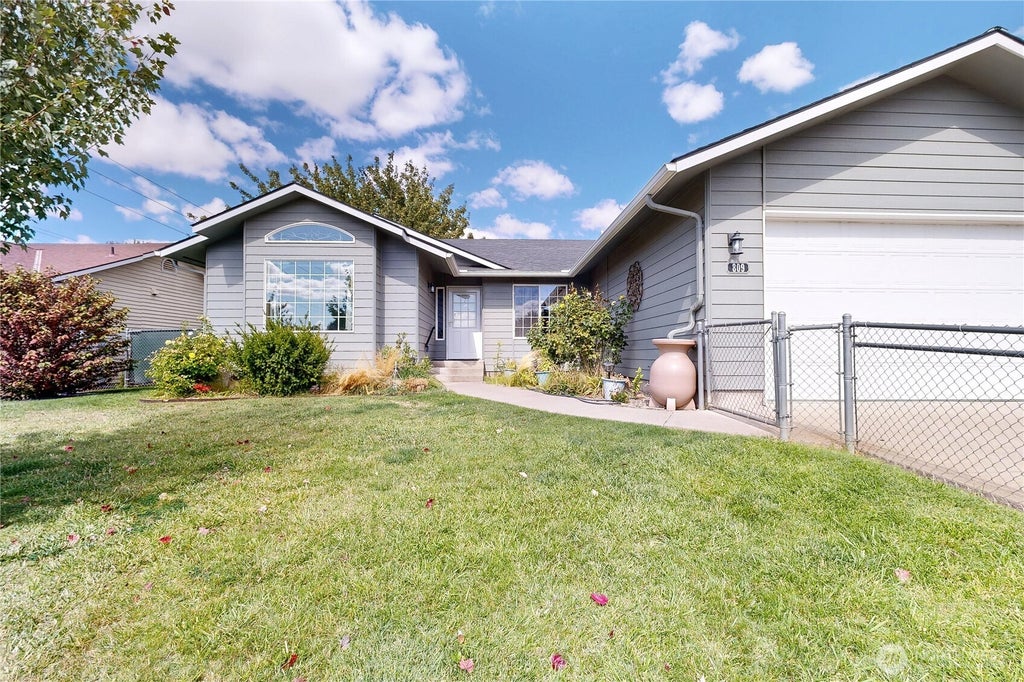 Photo of 809 SE Tamarack Street, College Place, WA 99324 (MLS # 2572817)