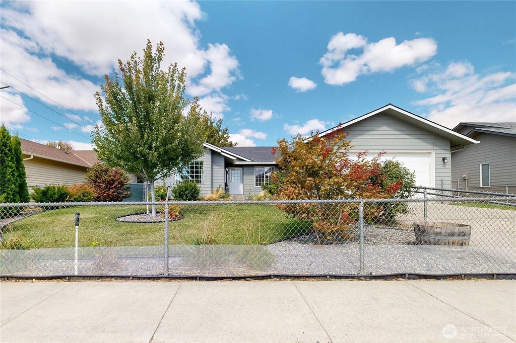 Photo of 809 SE Tamarack Street, College Place, WA 99324 (MLS # 2572817)