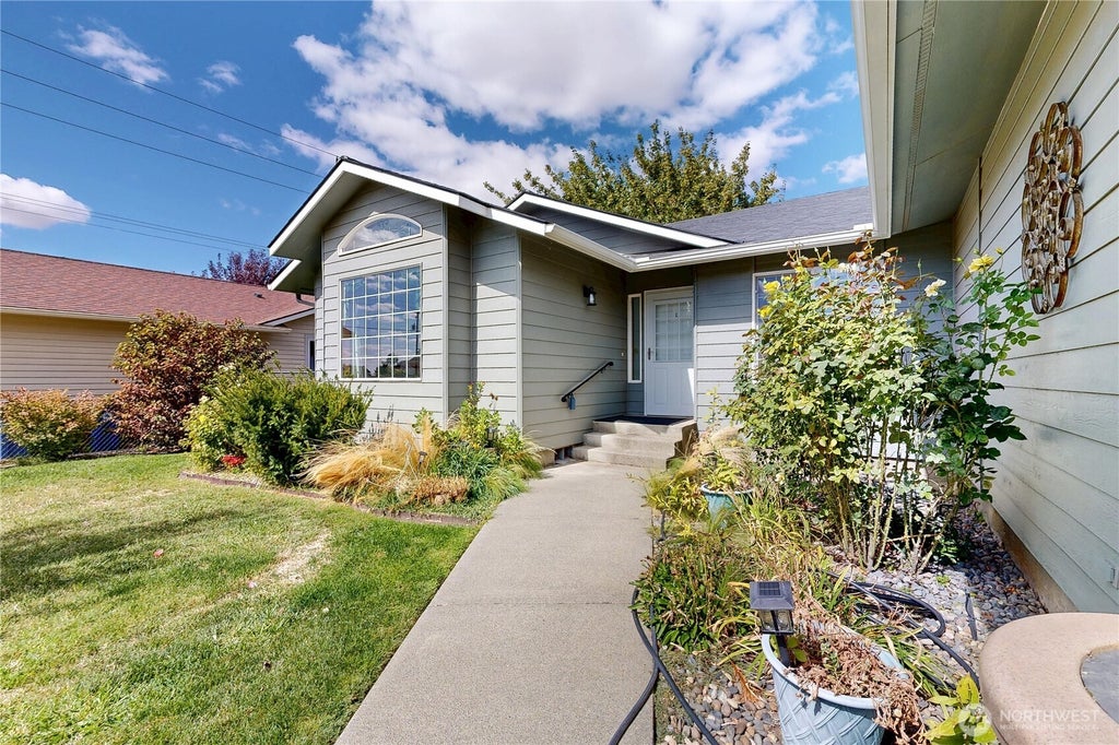 Photo of 809 SE Tamarack Street, College Place, WA 99324 (MLS # 2572817)