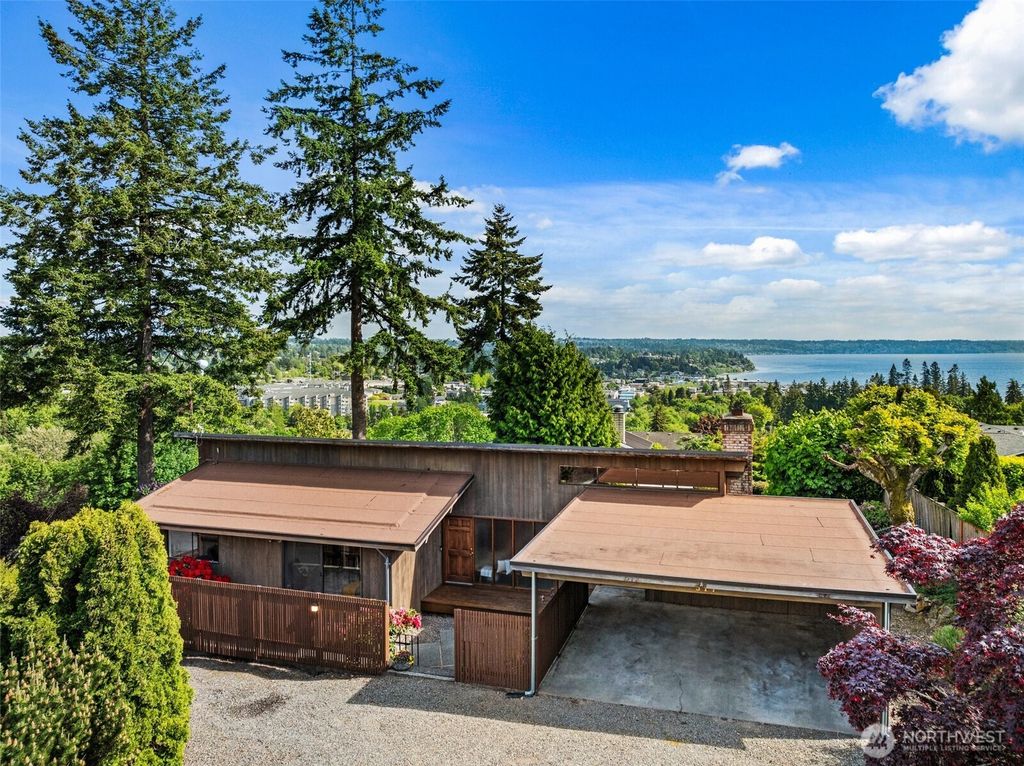 Photo of 517 S 212th St St, Des Moines, WA 98198 (MLS # 2370714)