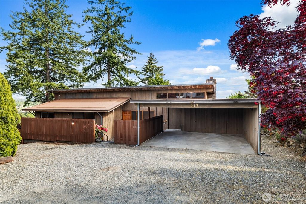 Photo of 517 S 212th St St, Des Moines, WA 98198 (MLS # 2370714)