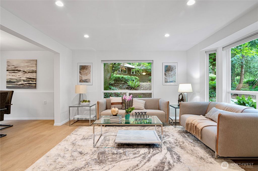 Photo of 9930 SE 40th Street, Mercer Island, WA 98040 (MLS # 2371613)