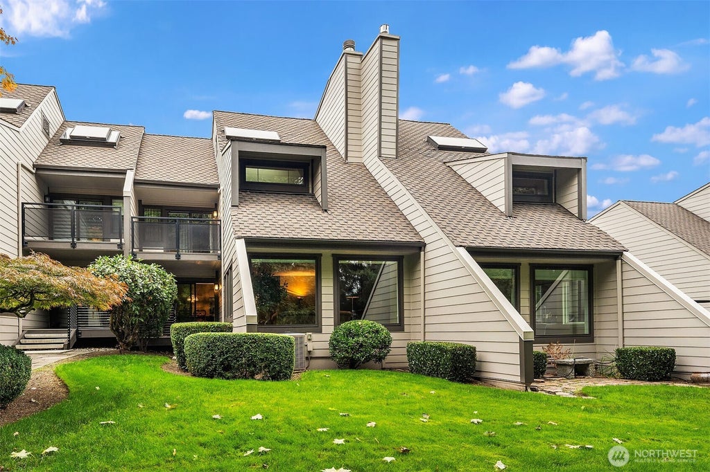 Photo of 10209 NE 19th Place #D2, Bellevue, WA 98004 (MLS # 2575674)