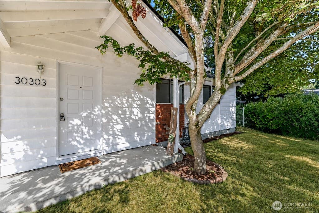 Photo of 30303 6th Avenue SW, Federal Way, WA 98023 (MLS # 2572321)