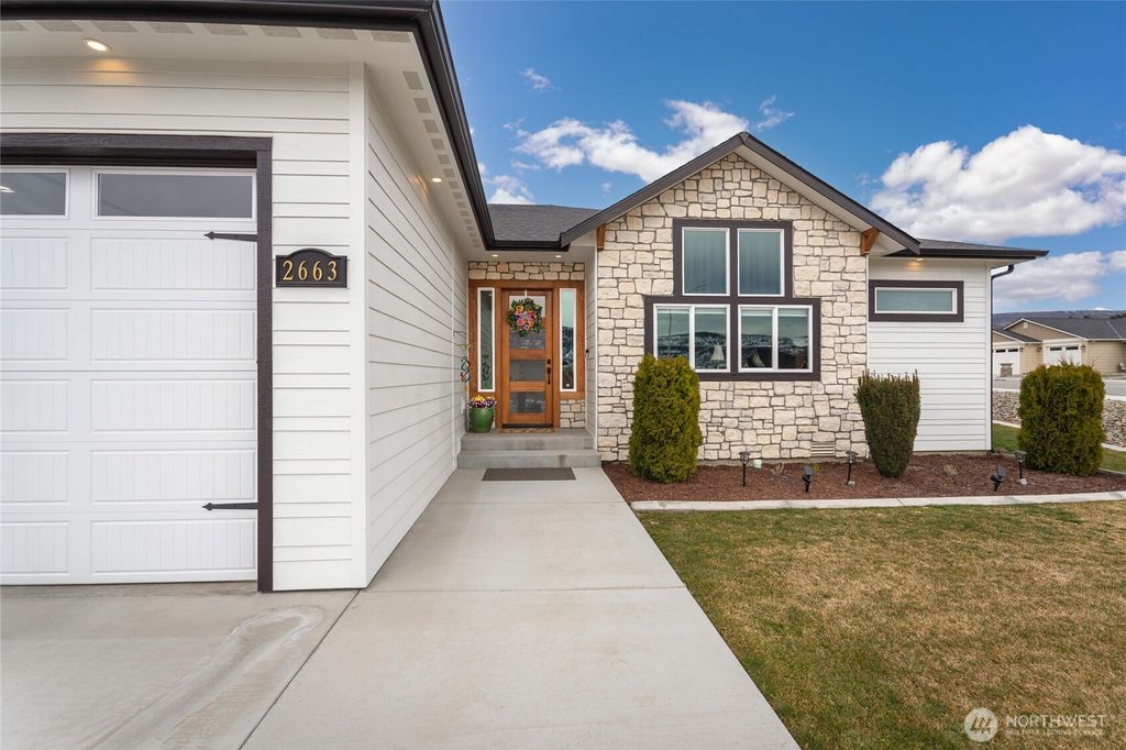 Photo of 2663 7th Street SE, East Wenatchee, WA 98802 (MLS # 2493990)