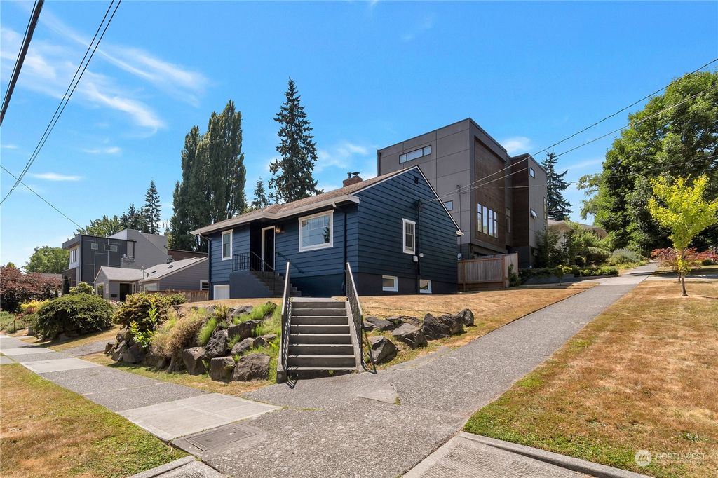 Photo of 5555 39th Avenue NE, Seattle, WA 98105 (MLS # 2145856)