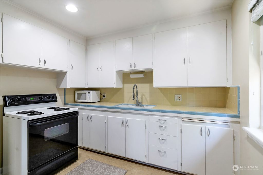 Photo of 5555 39th Avenue NE, Seattle, WA 98105 (MLS # 2145856)