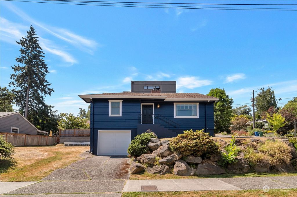 Photo of 5555 39th Avenue NE, Seattle, WA 98105 (MLS # 2145856)