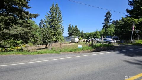 2746 S Silver Lake Road Castle Rock WA 68111